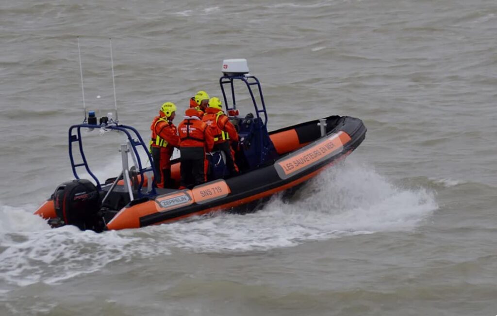 Sauvés de la noyade par un navire de pêche, les deux plaisanciers ont été ramenés à terre par le semi-rigide de la SNSM de Portsall. Illustration • © SNSM de Roscoff