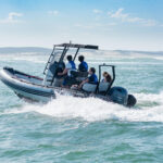 Yamaha Motor Europe est ravi d’annoncer le renforcement de son partenariat avec Zodiac Nautic, le constructeur français emblématique de bateaux pneumatiques et semi-rigides. Après un premier accord couronné de succès, les deux entreprises scellent aujourd’hui une collaboration étendue qui permettra l’équipement des bateaux Zodiac Nautic avec des moteurs hors-bord Yamaha pour les cinq prochaines années.