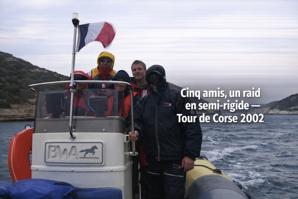 En 2002, l’objectif est clair : prouver qu’un semi‑rigide de 6,5 m armé en 3e catégorie peut traverser le continent → Corse, puis boucler un Tour de Corse complet en autonomie partielle. Ce raid réunit cinq copains passionnés de semi‑rigide, qui ne se connaissaient pas avant et se sont rencontrés via Internet sur PNEUBOAT. Une équipe formée en ligne, soudée en mer. Le projet est soutenu par BWA (Jean‑Luc Delattre) pour la partie bateau, HPA pour les sacs étanches et contenants, et Décathlon pour l’équipement vestimentaire. Un raid simple : un bateau, une équipe, un objectif, et trois partenaires techniques. Bateau : BWA 650 – catégorie B Motorisation : 2 × 80 ch Yamaha 4T Armement : 3e catégorie, radeau inclus Participants : Olivier Petit (oliv33), Laurent Avril, Yves Casa, Bertrand Beaujean (bebert), Frank Kerzerho (Titou), JM PNEUBOAT