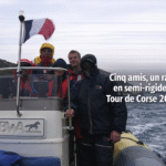 Tour de Corse 2002 en semi‑rigide — cinq amis, un raid, la Corse En 2002, l’objectif est clair : prouver qu’un semi‑rigide de 6,5 m armé en 3e catégorie peut traverser le continent → Corse, puis boucler un Tour de Corse complet en autonomie partielle. Ce raid réunit cinq copains passionnés de semi‑rigide, qui ne se connaissaient pas avant et se sont rencontrés via Internet sur PNEUBOAT. Une équipe formée en ligne, soudée en mer. Le projet est soutenu par BWA (Jean‑Luc Delattre) pour la partie bateau, HPA pour les sacs étanches et contenants, et Décathlon pour l’équipement vestimentaire. Un raid simple : un bateau, une équipe, un objectif, et trois partenaires techniques. Bateau : BWA 650 – catégorie B Motorisation : 2 × 80 ch Yamaha 4T Armement : 3e catégorie, radeau inclus Participants : Olivier Petit (oliv33), Laurent Avril, Yves Casa, Bertrand Beaujean (bebert), Frank Kerzerho (Titou), JM PNEUBOAT