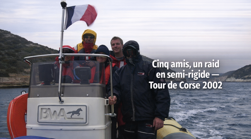 En 2002, l’objectif est clair : prouver qu’un semi‑rigide de 6,5 m armé en 3e catégorie peut traverser le continent → Corse, puis boucler un Tour de Corse complet en autonomie partielle. Ce raid réunit cinq copains passionnés de semi‑rigide, qui ne se connaissaient pas avant et se sont rencontrés via Internet sur PNEUBOAT. Une équipe formée en ligne, soudée en mer. Le projet est soutenu par BWA (Jean‑Luc Delattre) pour la partie bateau, HPA pour les sacs étanches et contenants, et Décathlon pour l’équipement vestimentaire. Un raid simple : un bateau, une équipe, un objectif, et trois partenaires techniques. Bateau : BWA 650 – catégorie B Motorisation : 2 × 80 ch Yamaha 4T Armement : 3e catégorie, radeau inclus Participants : Olivier Petit (oliv33), Laurent Avril, Yves Casa, Bertrand Beaujean (bebert), Frank Kerzerho (Titou), JM PNEUBOAT